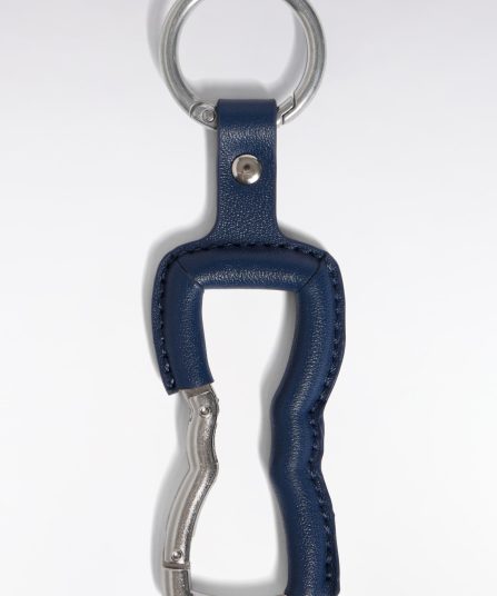 Porte-clé nœud papillon en cuir marine et métal argenté