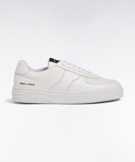 Sneakers en cuir blanches languette marine siglée