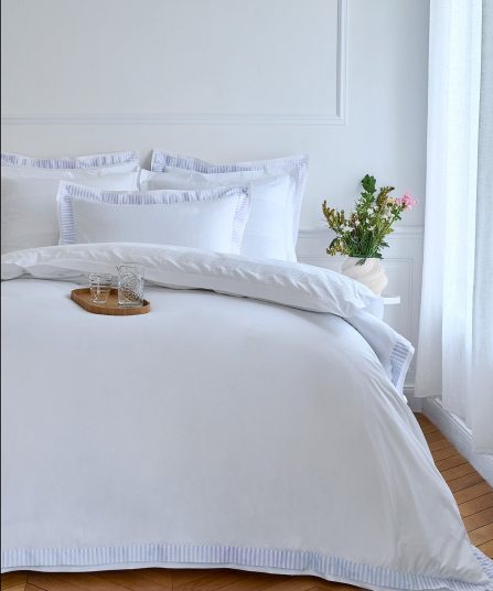 Housse de couette en percale de coton blanche bordures ciel rayées