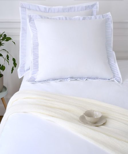 Lot de taies d'oreillers carrées en coton blanc à bordure ciel rayée