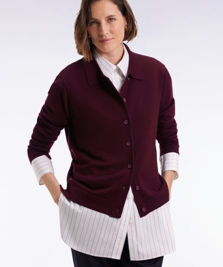 Cardigan à col classique en laine mérinos bordeaux coupe droite