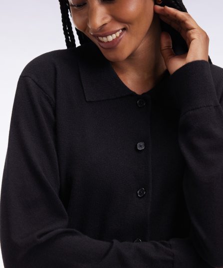 Cardigan à col classique en laine mérinos noire coupe droite