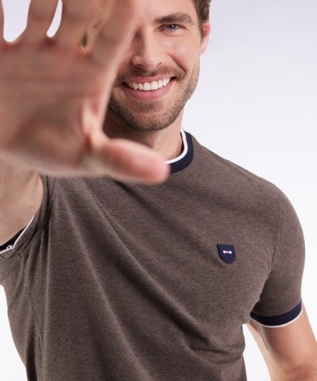 T-shirt à manches courtes en coton stretch marron coupe ajustée