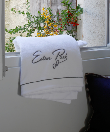 Grande serviette de bain à broderie blanche