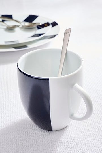 Set de deux mugs en porcelaine de Limoges blanche intérieur émaillé bleu